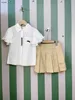 Lyxig babybanor Girls Summer Suit Kids Designer Kläder Storlek 100-160 cm Vikta spetshylsa Skjorta och Khaki färgkjol 24April