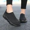 Случайные кроссовки для кроссовки женщины вязание носка скользят на плоских лайдесах