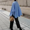 Kadın bluzları düştü omuz büyük boy gevşek dikey şerit mavi bluz kadınlar için bahar 2024 kavis