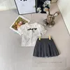 キッズデザイナーの服セットガールズレタートライアングルファルバララペルパフスリーブシャツプリーツスカート