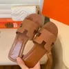 Designer Fashion Casual tofflor läder sandaler sommar lat sandal tecknad öppen tå flip flops läder dam glider män kvinnor skor