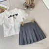 Set di abiti da design per bambini set di ragazze triangolo falbala con camicia a maniche per manica a soffio in piombo 2pcs in stile preppy per bambini outfit principessa z7681