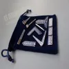 Zestaw 9 różnych niebieskich narzędzi roboczych masońskich z aksamitną torbą Mason Mason Miniaturowe prezenty Mason 201125300M