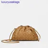 Botegaveneta Mini/Teen/Classic Pouch Intreciato Leather Clutch Designer Womens berömda italienska lyxmärkebredd 22 cm/31 cm/40 cm magnetisk ram Stängning Yi-76GQ