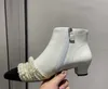 2021 Women Boots أنيقة العجل الكلاسيكية اللؤلؤ في الكاحل مصمم فاخر مصمم شتاء الفتيات عرضة 4 سم عالية الكاحل أحذية الحجم 35404520972