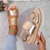Sandaler 2023 Summer Outwear Wide Striped Woven Diamond Slope Heel With Beach Large Size Womens Shoe Trend H240412