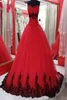 Pretty 2022 Red Black borduurwerk kanten trouwjurken kogel jurk goedkope plooien ruches strapless korset terug vestido de novia bruid 1918154