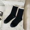 Chaussettes pour hommes Black White Patchwork Choques, coton pur, peut être porté en toutes saisons.Ligne de style coréen intermédiaire est à la mode polyvalente pour les étudiants