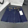 Robe de deux pièces Nanyou ce triomphal arc double bouton Chaîne à double bouton bleu foncé plissé haute taille mince en jean jupe courte pour les femmes