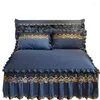 Sängkläder sätter europeiska kungblå quiltad madrass täckning förtjockar icke-halk graciös spets säng kjol sängäcke skyddande kuddebotten sängkläder