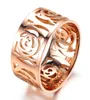 Brand Desgin Luxury Jewelry Ny ankomst toppförsäljning rostfritt stål Rose Gold Party Hollow Camellia Women Wedding Band Ring för LO2082123