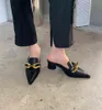 2022 Summer Luxury Brand Women Black High Heels Slippers рядом с блоками на ногах.