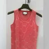 Vestidos casuais básicos designer saia de colete de malha com design de letra colorida de contraste, ajuste esbelto, estilo elegante, gwt9 de luxo branca e leve