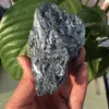 Decoratieve beeldjes prachtige natuurlijke stibniet mineraal monster genezende steencollectie
