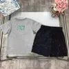 Meninos populares de traje de bebê de mangas curtas roupas de designer de designer de 100-150 cm de camiseta e shorts de impressão listrada colorida 24April