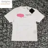 Мужские футболки 24SS City Limited Spray Letters Black Purple White Pink W Red Womens с одним и тем же повседневным совпадением.