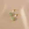 Boucles d'oreilles en peluche haute perle Unique émeraude vert clair bijoux minimaliste inspiré par la nature design de la main