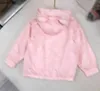 Luksusowy płaszcz dla dzieci Piękne różowe kurtki dla dzieci designerskie ubrania rozmiar 100-150 cm litera gradientowa pełna druk chłopców dziewczyn