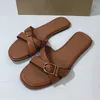 Pantoufles Traf Crossal Buckle plate 2024 Summer Woman's Fashion Fashion Flayteted Head Round Open Toe Toe pour femmes