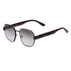 2024 Nuevas gafas de sol de diseñador Marca de moda de moda recortada al aire libre para mujeres gafas de sol de moda