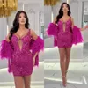 Sexy Fuchsia Robes de cocktail courtes avec plumes bracelets enveloppe illusion de serrure courte robe de bal paillettes mini robes de fête gaine Homecoming Graduation Robe