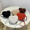 Handväskor Hot Sale Heart Shape Crossbody Bags For Women Solid Pu Leather Shooths Bags Fashion Handväskor Mini Bag Fresh Style