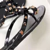 Designer Sandalen Zomer Women Beach Flops Flops Shoes Classic Quality Studded Ladies Cool Bow Knoop platte slipper vrouwelijke klinknagel jelly sandalen schoenen topkwaliteit