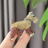 Schöne Schnauzer -Hund Broschen für Frauen Unisex funkelnde Strasshälfte Süßes Welpe Haustiere Tierparty Kausal Broschen Stifte Schmuck Geschenk