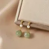 Orecchini dangle di alto senso perla unica unica gioielli minimalisti verde chiaro ispirati al design delle mani della natura