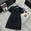 Podstawowe sukienki zwykłe projektant wiosny i lato Nowy prosty i elegancki styl splicowany kwadratowy szyja spódnica z krótkim rękawem dla kobiet NZTC