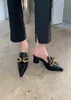 2022 Zomer luxemerk Women Black Hoge Heels slippers Sluitje Teen Block Heels Mules Designer Slip On Laafers Slides Party Shoes9000987