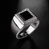 De Domineering Black Gemstone 18K White Gold Ring is ingesteld met diamanten geïmporteerd Mosang en een zakelijke mannelijke god die niet vervaagt