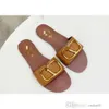 2024 Summer Womens Slippers Sandales New Flat Bottom Decorative Sandals Designer Slides Fashion Prosesatile Litchi نمط النعال 3 ألوان