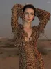 Robes décontractées Leopard Flounce Long Robe Femme en mousseline Chiffon Sleeve V-cou côté partout bodycone Femme 2024 Spring Beach Slim Robe