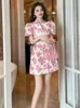 Różowa sukienka do garnituru do damskiego Summer Mały pachnący styl z wąską talią i temperamentem krótka spódnica 240412