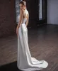 Elegant lång satin V-hals bröllopsklänningar med slits sjöjungfru elfenben veckad vestido de novia svep tåg blixtlås tillbaka brudklänningar för kvinnor