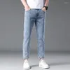 Mäns jeans 2024 Summer Bomullssträng Slim Fashion Comant Light Blue Denim Ankle-Length Pants Man