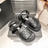 Novo estilo Luxo Sandale Channel Gladiato Sandal Designer Sliders Shoes Viagem Sapatos de Caminhada Verão Sumny Loafer Ladies Sapato Indoor Sapato Mulador Logo Metal Slippers Men Slide