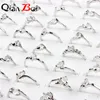 Qianbei Bloolesale Lots Job 500pcs White Crystal Rignestone Femmes Anneaux Engagement Party de mariage Cadeau Fashion Bijoux 240403