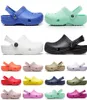 Män kvinnor CLOG Designer Sandaler Slides Classic Triple Black White Red Soft Pink Blue Green Mens Waterproof Shoes Nursing Hospital 4572007