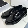 세련된 송아지 가죽 검은 신발의 Triomphen Loafer 여성용 유명한 디자이너 로퍼 신발 싱글 슈 콩 신발 가죽 클래식 로퍼 신발 신발 신발 신발