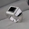 De Domineering Black Gemstone 18K White Gold Ring is ingesteld met diamanten geïmporteerd Mosang en een zakelijke mannelijke god die niet vervaagt