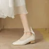 Sapatos de vestido saltos altos mulheres de cabeça quadrada, boca rasa de pérola, bombas de couro macio de arco suave 41-58