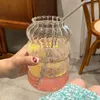 ワイングラスのリップルを飲む透明
