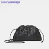 Botegaveneta Mini/Teen/Classic Pouch Intreciato Leather Clutch Designer Womens berömda italienska lyxmärkebredd 22 cm/31 cm/40 cm magnetisk ram Stängning Yi-76GQ