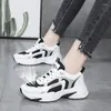 Sapatos casuais 2024 Brand Wedge Designers de moda White Sneakers Women Leather Soled Soled Sports Sports Mulher Zapatillas Mujer