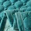 Color sólido Velvet Soft Velvet Cubierta Acolchada Cubierta de sofá Capazos de sofá de peluche Tamaño de reina Tamaño antideslizante 230x230 cm Cama