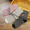 Chaussettes de style hosiery mi-longueur pour les enfants, coton à la mode frais brodé avec des rayures de bouche large ours, pile étudiante