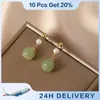 Orecchini dangle di alto senso perla unica unica gioielli minimalisti verde chiaro ispirati al design delle mani della natura