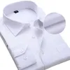 プラスサイズの男性ドレスシャツ長袖スリムフィットソリッドストライプビジネスフォーマルホワイトマンシャツ男性ソーシャルビッグサイズ衣類240402